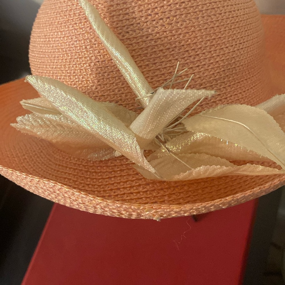Peach summer hat with a shimmered beige leaf detail.